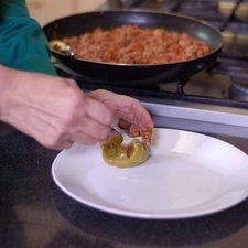 Rellenar los chiles manzanos con la carne molida.