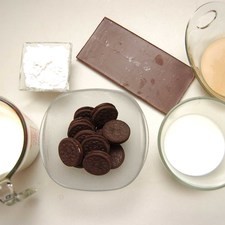 Ingredientes para receta 15 piezas de galletas oreo 110 gramos de chocolate semi amargo para repostería 1/2 taza de leche de vaca 2 tazas de crema para batir 1/2 taza de licor de baileys 1/4 taza de azúcar glass (pulverizada)
