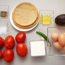 Ingredientes para salsa 6 piezas de jitomate guaje 1 diente de ajo 1 pieza de chile serrano 1 cucharada de aceite de oliva sal al gusto Ingredientes para relleno 5 piezas de huevo sal al gusto pimienta negra molida al gusto Ingredientes para entomatadas 12 piezas de tortilla de maíz crema de leche de vaca al gusto 1 pieza de aguacate