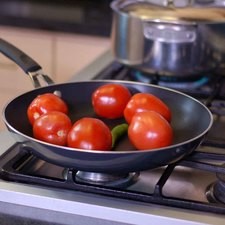 Para preparar la salsa, asar los jitomates, chile serrano y diente de ajo en el comal o sartén, hasta que estén completamente asados pero no quemados.