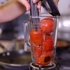 Colocar en el vaso de la licuadora los jitomates asados, chile y diente de ajo. Moler hasta obtener una mezcla homogénea.