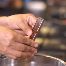 Trozear el chocolate y poner en un tazón.