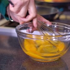 Para preparar el relleno, colocar en un tazón los huevos, sal, pimienta y batir con el batidor de globo.