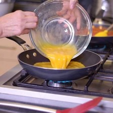 Agregar los huevos batidos a la sartén y cocer sin menear demasiado.