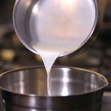 Calentar la leche y agregar el chocolate hasta derretir por completo. Dejar enfriar.