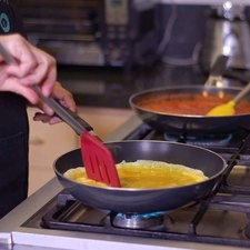 Volteando los huevos sobre si mismos tres o cuatro veces hasta que estén cocidos.