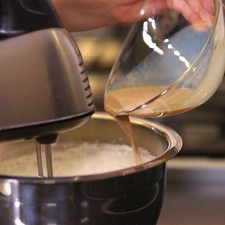 En un tazón batir la crema hasta formar picos suaves, agregar el licor de baileys el azúcar glass, seguir batiendo por 5 minutos. Dividir la crema en 2 partes, apartar una, y en la otra agregar el chocolate hasta mezclar bien. Para armar los parfaits: Pner una capa de galletas, después puna capa de crema blanca, después una capa de crema con chocolate, otra vez crema blanca