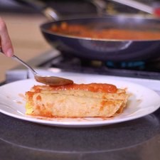 Colocar en un plato, rellenar con el huevo y envolver como taco, repetir hasta poner 3 entomatadas en cada plato.