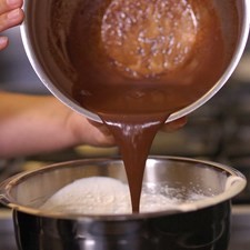 Dividir la crema en 2 partes, apartar una, y en la otra agregar el chocolate hasta mezclar bien.