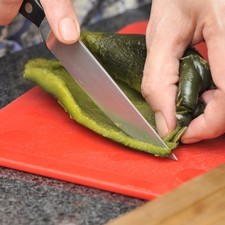 Desvenar (quitar la semilla y el rabo). Si desea que no piquen, remojar en vinagre durante 30 minutos. Cortar los chiles ya desvenados y la cebolla en rajas.