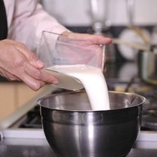 Agregar la leche en el tazón y batir con la ayuda de la batidora. Rs 1475878511