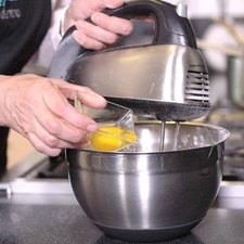 Agregar los huevos uno a uno y las dos cucharadas de mantequilla derretida, batir hasta obtener una mezcla homogénea. Rs 1475878516