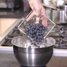 Agrega las moras azules y mezcla suavemente con la pala hasta integrar. Rs 1475878524