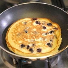 Voltear, cocinar por un minuto más y retirar, repetir esta operación hasta terminar con la mezcla. Rs 1475878562