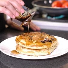 Colocar de 2 a 3 hot cakes sobre un platón, untar mantequilla y verter miel al gusto. Rs 1475878600