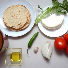 Ingredientes para el caldillo 3 tazas de frijoles cocidos enteros 3 piezas de jitomate guaje 1/4 pieza de cebolla blanca 1 diente de ajo 1 pieza de chile serrano 1 cucharada de aceite de oliva sal al gusto Ingredientes para acompañar 200 gramos de queso panela tostada de maíz al gusto 4 ramas de cilantro Rs 1475879548