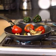Poner asar los jitomates, cebolla, diente de ajo y chile serrano sobre el comal o un sartén hasta que esten asados pero no quemados. Dejar enfriar Rs 1475879581