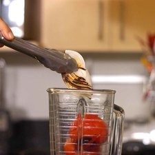 Colocar los jitomates asados, chile, cebolla y diente de ajo en el vaso de la licuadora y moler hasta obtener una mezcla homogénea. Reservar Rs 1475879593