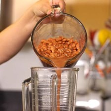 Añadir los frijoles cocidos al vaso de la licuadora y añadir un poco de agua si fuera necesario, moler hasta obtener una mezcla homogénea. Rs 1475879621