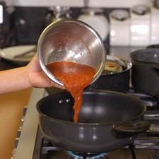 Calentar la cucharada de aceite y cuando esté caliente sofreír la salsa molida un par de minutos. Rs 1475879631