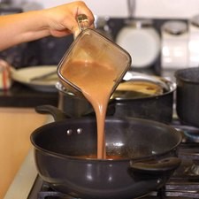 Agregar los frijoles molidos, si es necesario añadir un poco de agua para obtener la consistencia deseada. Sazonar con sal y dejar cocer unos minutos más. Rs 1475879638