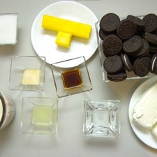 Ingredientes para base 110 gramos de mantequilla 360 gramos de galleta oreo Ingredientes para relleno 1 1/2 tazas de crema de leche de vaca 380 gramos de queso crema 1 cucharada de jugo de limón 1 cucharada de esencia de vainilla 1/4 taza de agua 1/4 taza de azúcar blanca colorante naranja vegetal al gusto Nuevo 7 gramos de grenetina natural