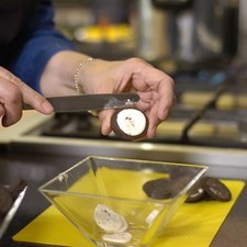 Para preparar la base; abrir las galletas y retirar la crema con la ayuda de un cuchillo.