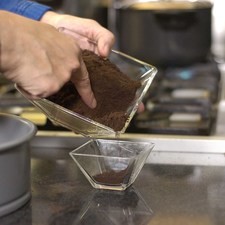 Reservar ¼ de taza de galletas molidas.