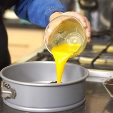 Añadir la mantequilla derretida y mezclar bien. Aplanar bien toda la mezcla sobre la base del molde con la mano. Una vez compactada, meter al congelador por 10 minutos únicamente.