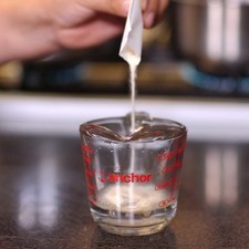 Para preparar el relleno de queso, agregar la grenetina poco a poco en forma de lluvia a ¼ de taza de agua, mezclar ligeramente con un tenedor y dejar reposar 5 minutos hasta que se vea sólida.