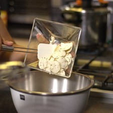 Batir el queso crema, el relleno de las galletas.