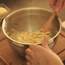 Agregar los echalotes al tazón con la pasta y mezclar bien.