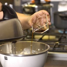 Añadir el cuarto de taza de azúcar, la cucharada de jugo de limón y la vainilla en un tazón con la batidora eléctrica hasta integrar un poco.