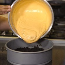 Para decorar, recortar de una hoja impresa la figura de calabaza que nos guste. Colocar la hoja sobre el queso.