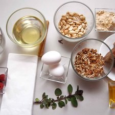 Ingredientes para torrejas 4 cucharadas de pinole 2 piezas de huevo 100 gramos de nuez picada 100 gramos de cacahuate tostado aceite vegetal comestible al gusto servilletas de papel al gusto Ingredientes para la miel 2 piezas de piloncillo 1/2 taza de agua 1 vara de canela entera 2 piezas de clavo de olor 2 cucharadas de miel de abeja Ingredientes para decorar 1 hoja de menta fresca 1 pieza de frambuesa