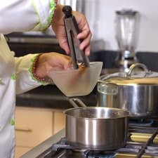 Para preparar la miel, cortar el piloncillo en trozos. Añadir los trozos de piloncillo a una olla honda con la media taza de agua, vara de canela, clavos de olor y miel de abeja.