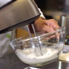 Para preparar las torrejas, colocar las claras de huevo en un tazón y batir con la batidora hasta punto de pico.