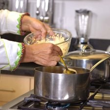 Calentar el aceite en una olla honda y cuando esté bien caliente, tomar una porción con una cuchara.