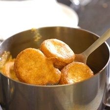 Sofreír hasta que estén dorados por ambos lados. Colocar en un plato con servilletas de papel para quitar el exceso de grasa.