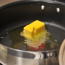 Picar la pechuga de pollo en dados pequeños, picar finamente el ajo y la cebolla. Colocar un poco de aceite de oilva en una sartén y derretir ahí mismo la mantequilla. S 1800 1475634678