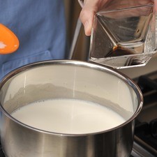 Calentar las 1 ¼ tazas de leche restante en una olla honda pequeña junto con cuatro cucharadas de azúcar, no debe hervir. Agregar la vainilla y mezclar. Añadir la grenetina hidratada y revolver bien. Apagar el fuego.