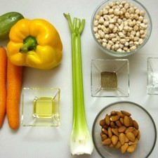 Ingredientes para receta 2 piezas de zanahoria 1 diente de ajo 1 pieza de pimiento morrón amarillo 1 pieza de calabacita italiana sal de grano al gusto 1 cucharada de aceite de oliva pimienta negra molida al gusto 1 pieza de chile de árbol seco 1/2 taza de almendra 1 vara de apio 2 tazas de garbanzo