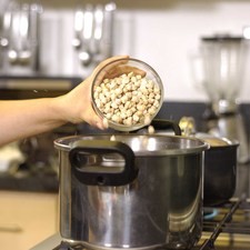Colocar los garbanzos con agua y sal en una olla de presión. Tapar la olla y sellar bien en el número 2. Poner a fuego alto, cuando comience a silbar, bajar la lumbre al mínimo y cocer durante 25 minutos. Dejar enfriar por completo antes de abrir la olla.
