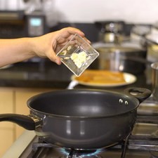 Calentar la cucharada de aceite en el sartén y cuando esté bien caliente sofreír el ajo un par de minutos.