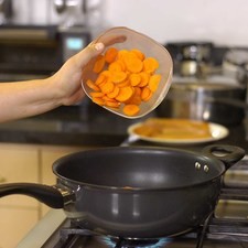 Añadir el pimiento morrón picado, apio picado, zanahoria en rodajas y continuar cociendo durante 5 minutos más.