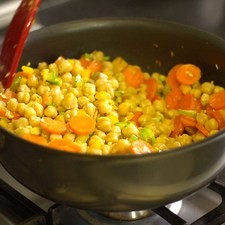 Revolver todo para que se integren los sabores dejar cocer unos minutos más, rectificar sazonar.