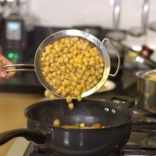 Agregar almendra picada y garbanzos cocidos.