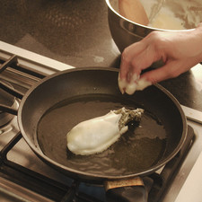 Freír las tortitas en sartén con aceite de oliva bien caliente una o dos a la vez.