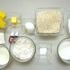 Ingredientes para galletas 3/4 taza de azúcar blanca 1 1/2 tazas de amaranto 1 taza de harina de trigo 1 pieza de huevo 1/2 cucharita de bicarbonato de sodio 1/2 taza de mantequilla Ingredientes para engrasar 1 cucharada de mantequilla harina de trigo al gusto Ingredientes para decorar 1 taza de azúcar glass (pulverizada) leche de vaca al gusto colorante anaranjado vegetal al gusto colorante café vegetal al gusto
