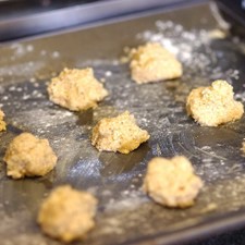 Colocar sobre la charola engrasada una cucharada de la mezcla de amaranto dejando un espacio entre cada una de las galletas.